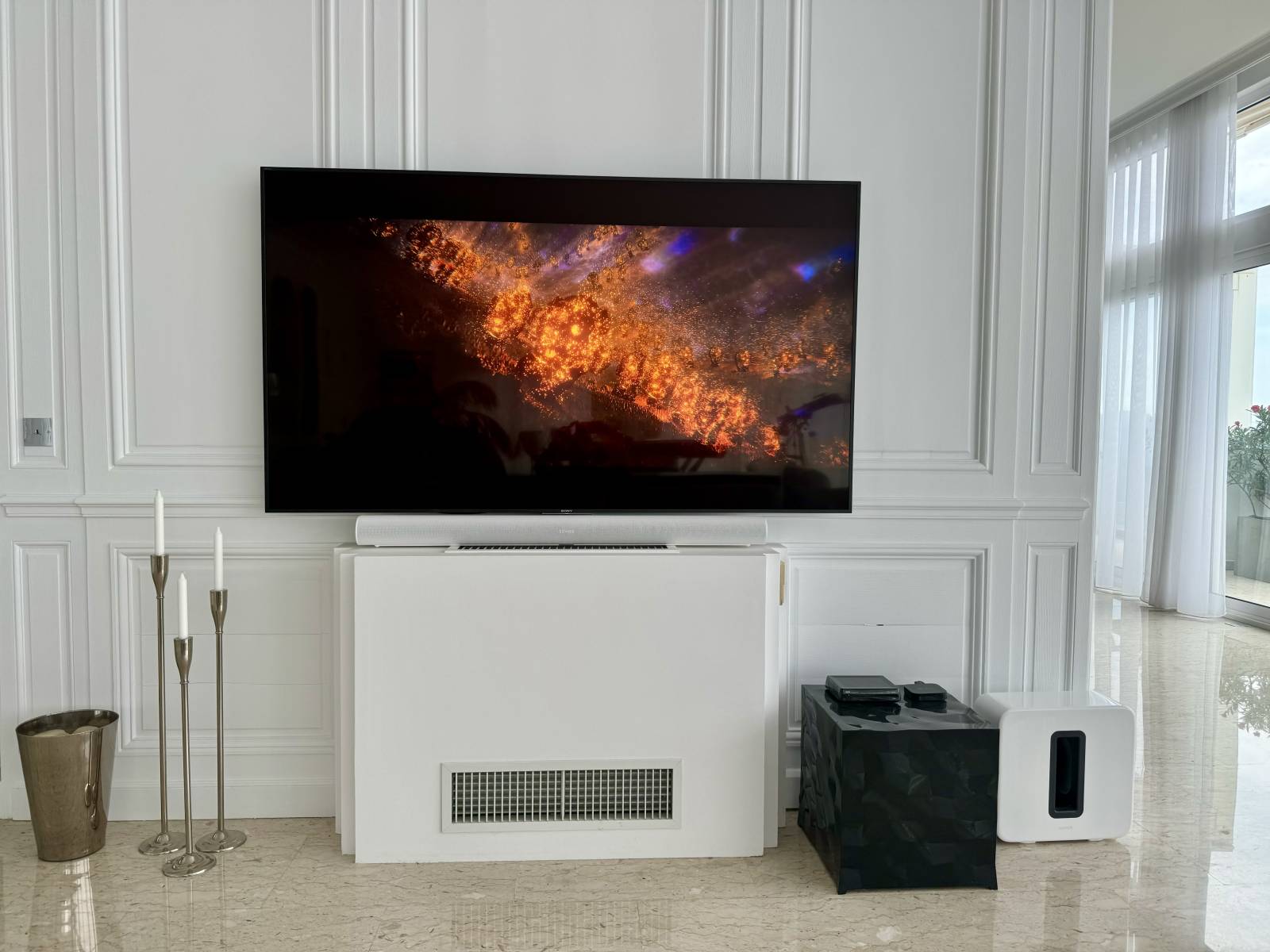 Installation d'une télévision grande taille et d'un home cinéma sans fils SONOS dans le salon d'une maison de luxe à Mandelieu-la-Napoule près de Cannes (06)