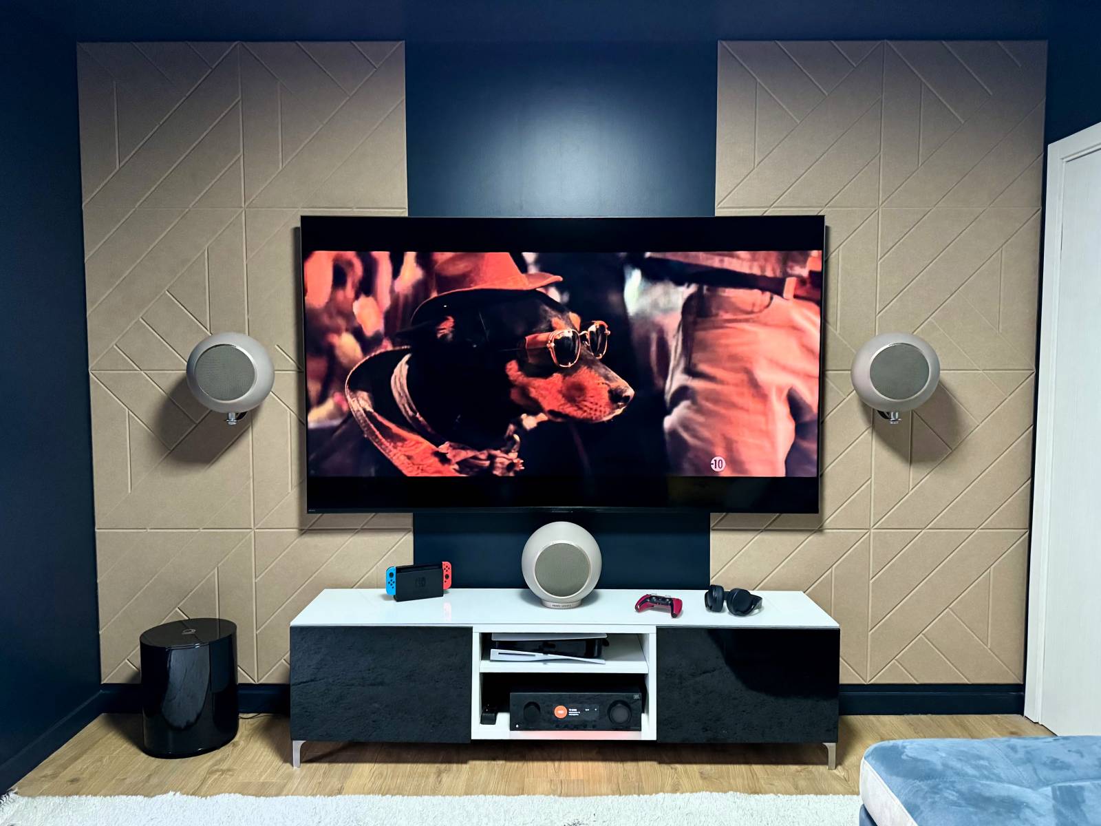 salle cinéma et multimédia avec TV 85'' et son immersif Dolby Atmos à Bourgoin-Jallieu, 38