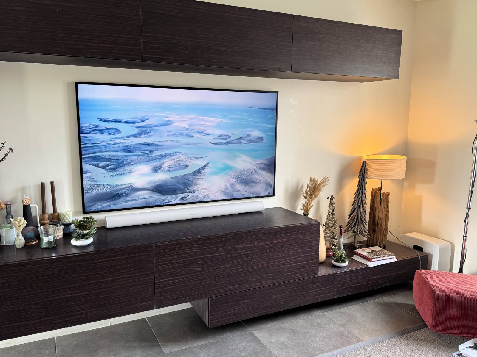 salon TV en espace de cinéma : Intégration Sonos et Samsung à Millery près de Lyon