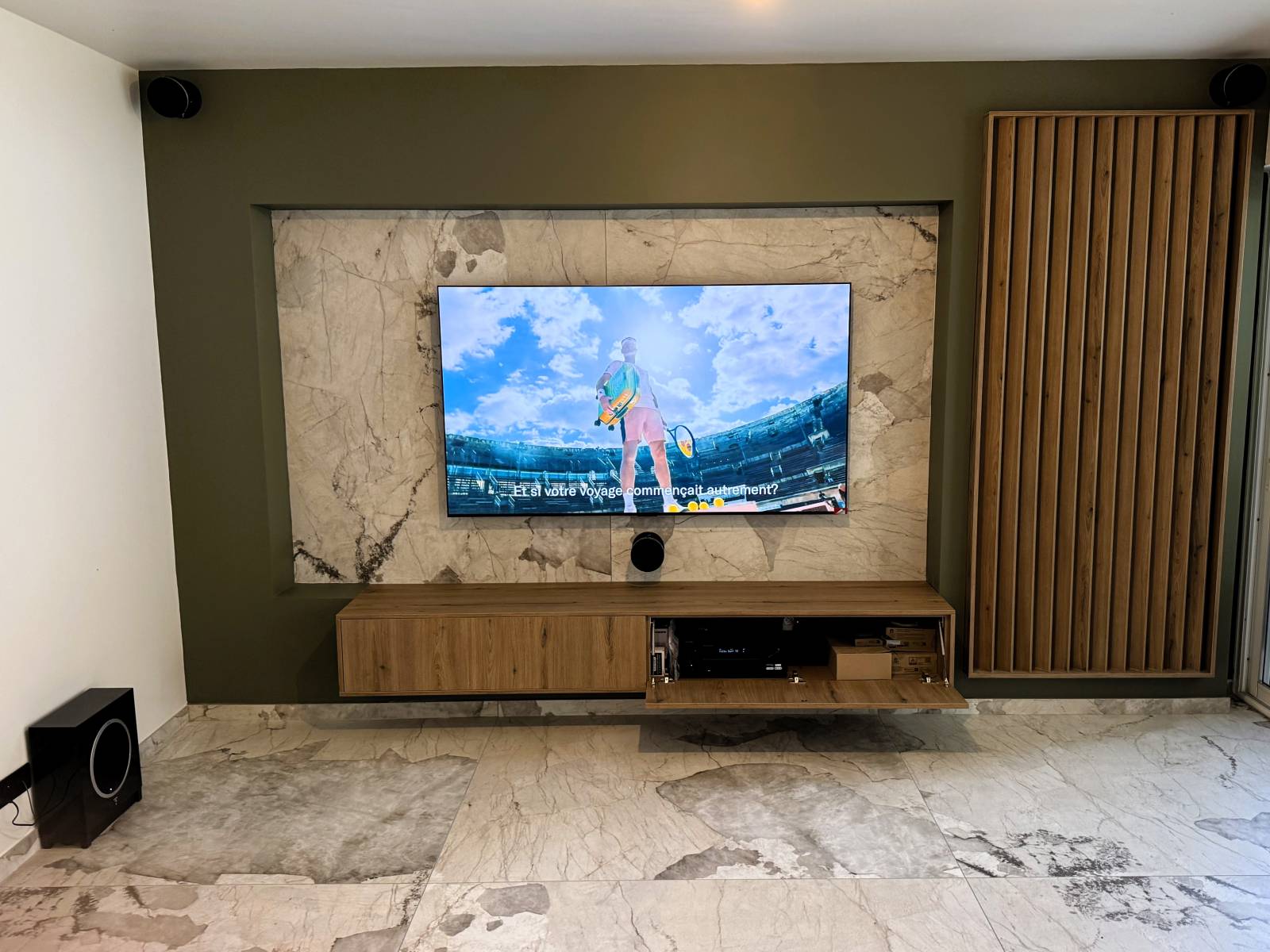 salon TV avec TV OLED 77'' LG et home cinéma FOCAL