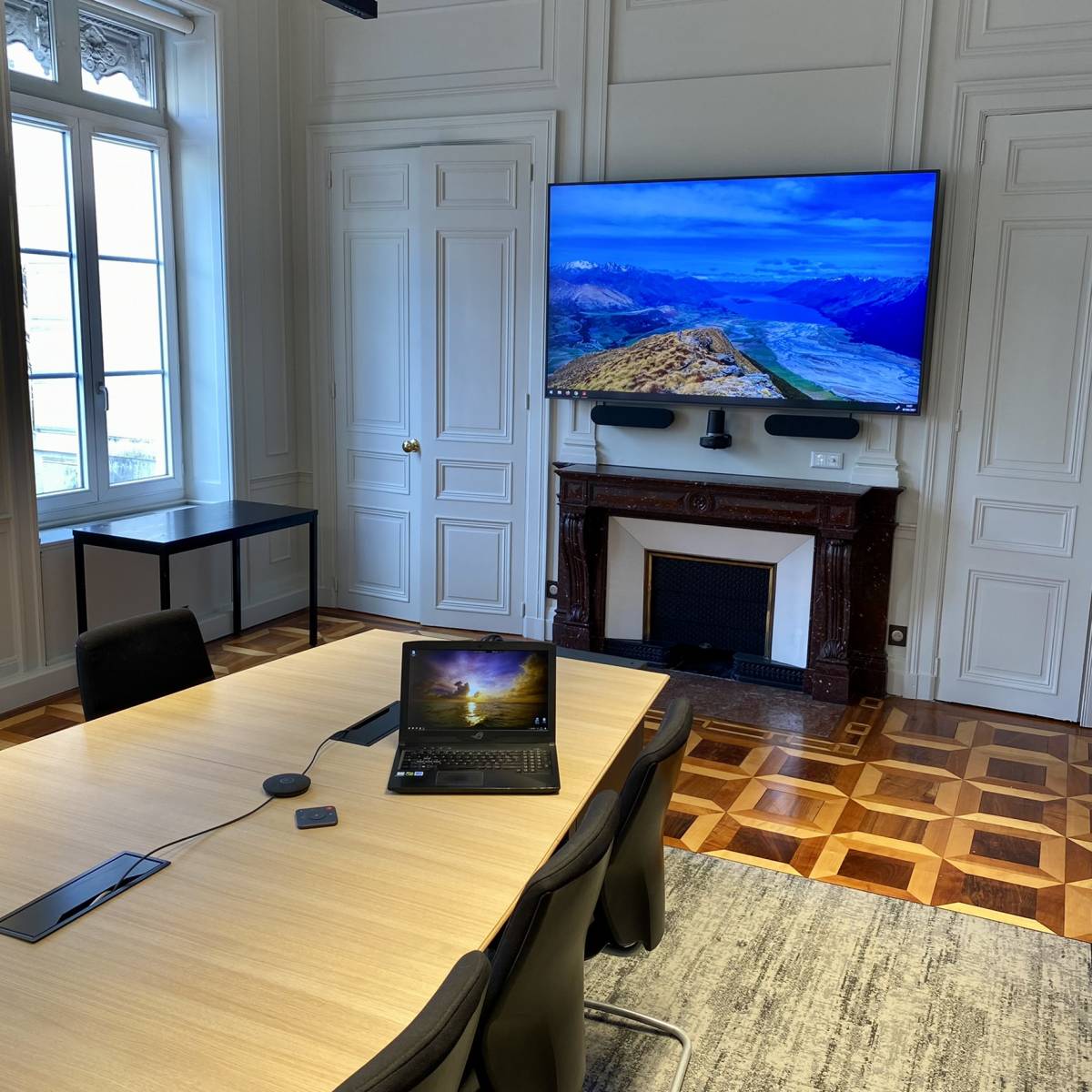 Installation d’une salle du conseil avec visioconférence premium et pilotage centralisé à Grenoble, 38