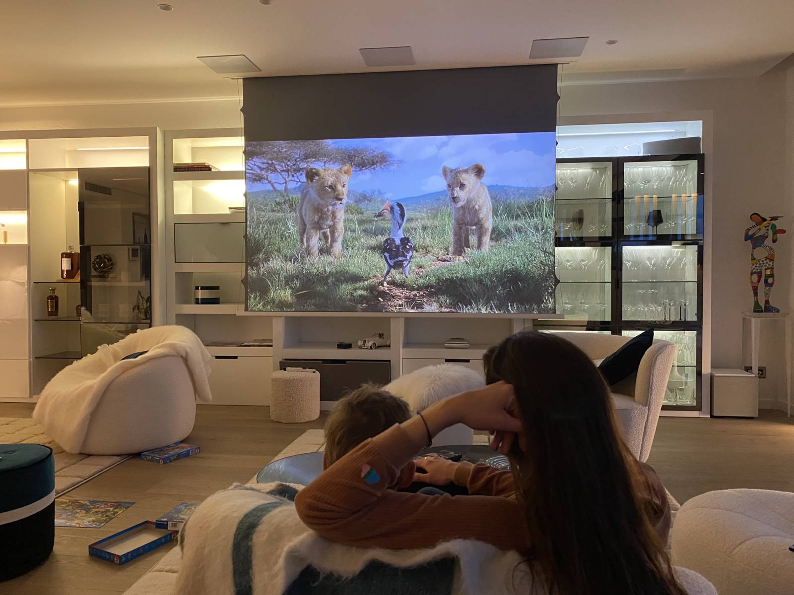 Installation d’un salon-ciné à Annecy : votre home cinéma Totalement encastré dans une grande pièce de vie ouverte à Annecy 74