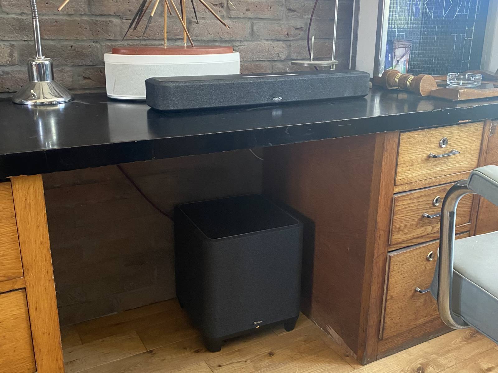 Installation d'un barre de son et caisson de basse Multiroom DENON HEOS dans un appartement d’artiste à Lyon, 69