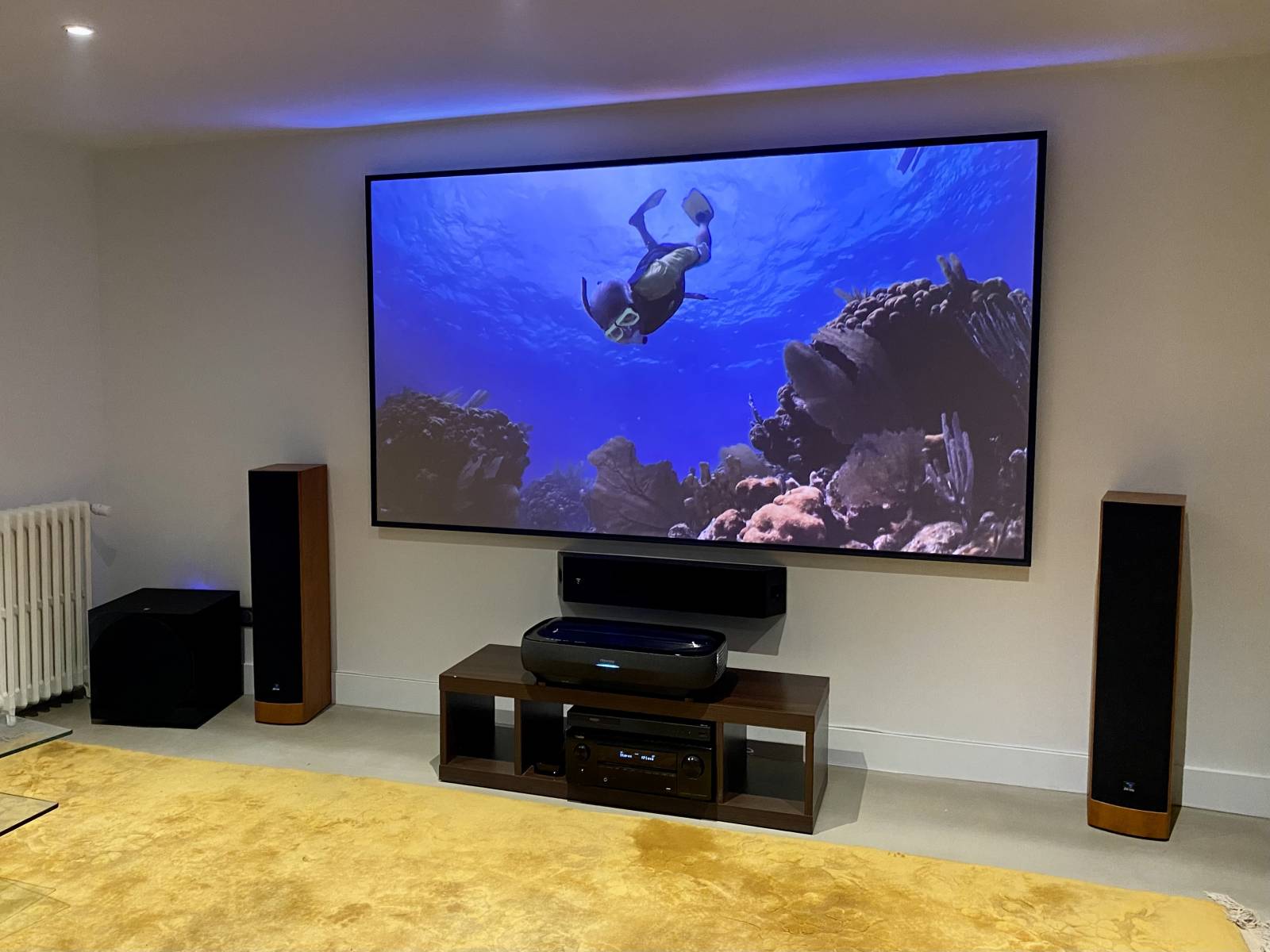 Installation d'un Home Cinéma avec vidéoprojecteur ultra courte focale 4K dans le sous-sol d'une villa à Caluire et Cuire près de Lyon, 69