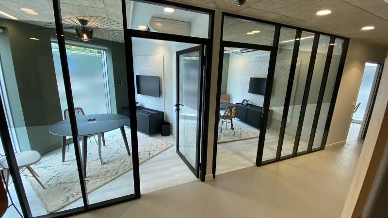 Intégration d'équipements audiovisuels dans une agence bancaire à Grenoble, 38