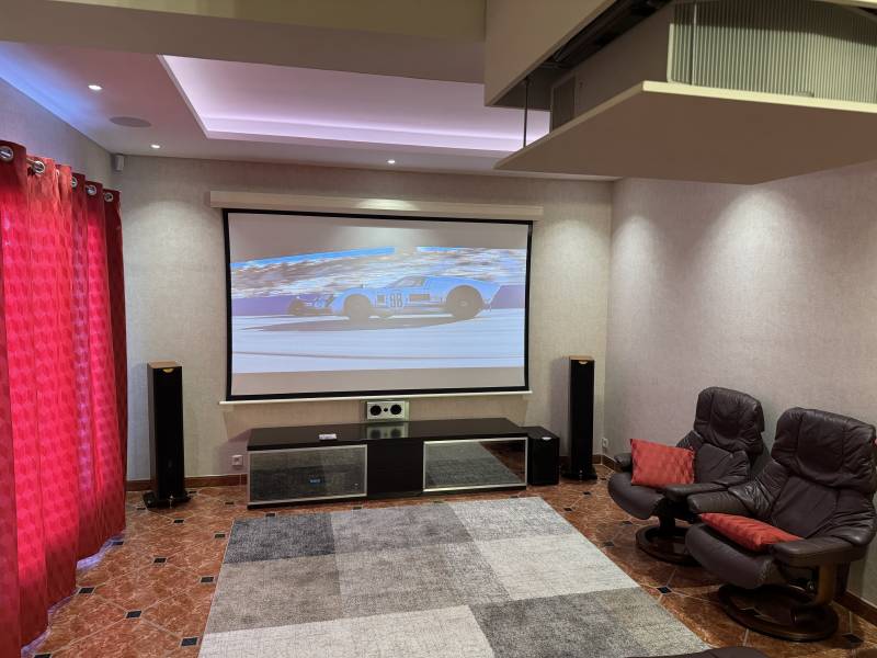  Réalisation complète d'un Salon ciné UHD 4K Dolby Atmos à Grenoble : en mode cinéma