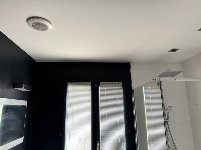 Intégration audio multiroom SONOS à Vienne, près de Lyon : sonorisation connectée et discrète : la salle de bain