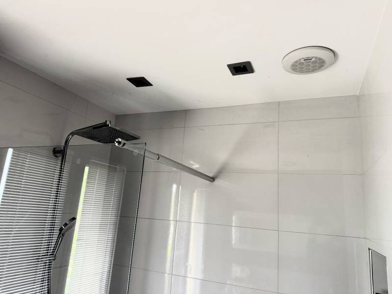 Intégration audio multiroom SONOS à Vienne, près de Lyon : sonorisation connectée et discrète : la salle de bain