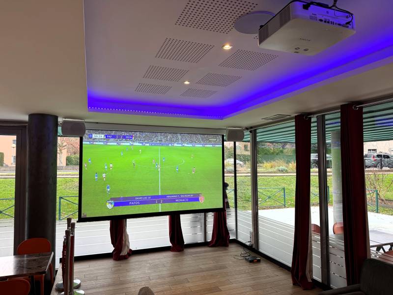  installation d'un vidéoprojecteur et d'une sonorisation pour retransmission d'évènements et concerts dans le restaurant L'Entracte à Eybens proche de Grenoble