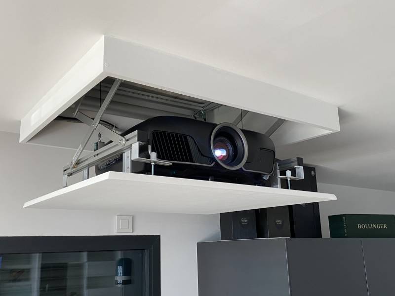 Installation d’un salon-ciné à Annecy : votre home cinéma Totalement encastré dans une grande pièce de vie ouverte à Annecy 74